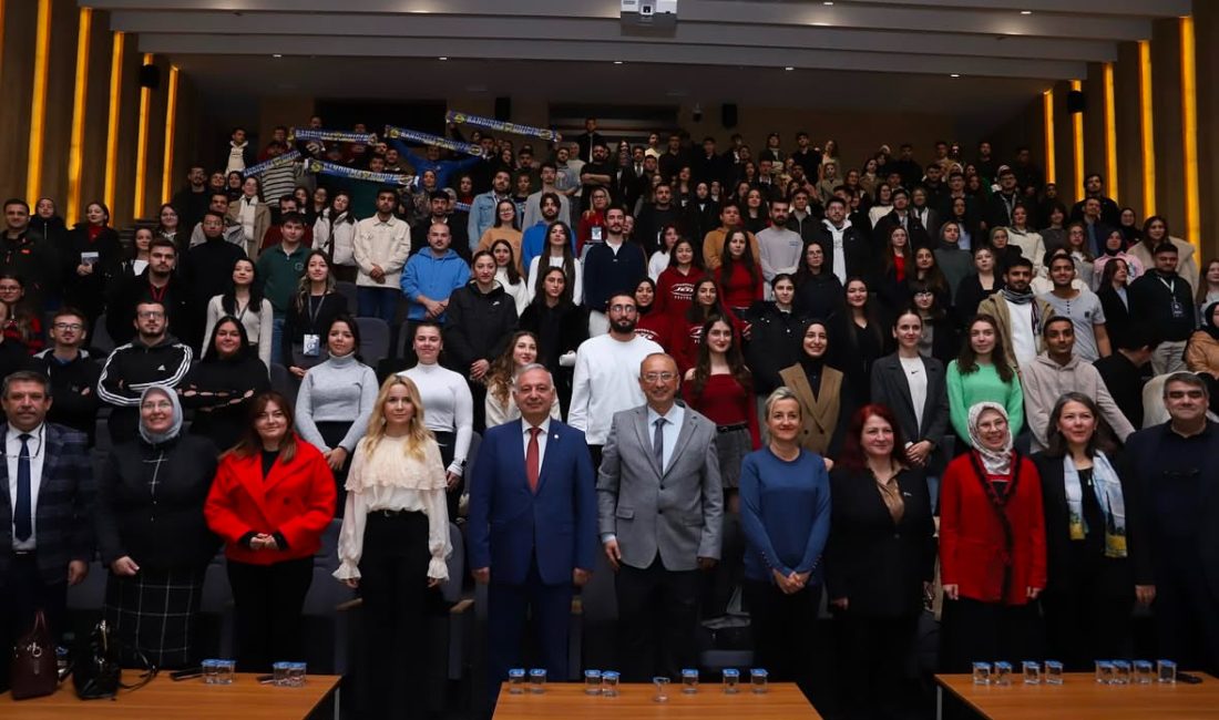 Bandırma Belediye Başkan Yardımcısı Niyazi Yeloğlu, “Plastik Kapaktan Tekerlekli Sandalyeye Yolculuk” seminerine katıldı Bandırma Onyedi Eylül Üniversitesi'nde düzenlenen "Plastik Kapaktan Tekerlekli Sandalyeye Yolculuk"