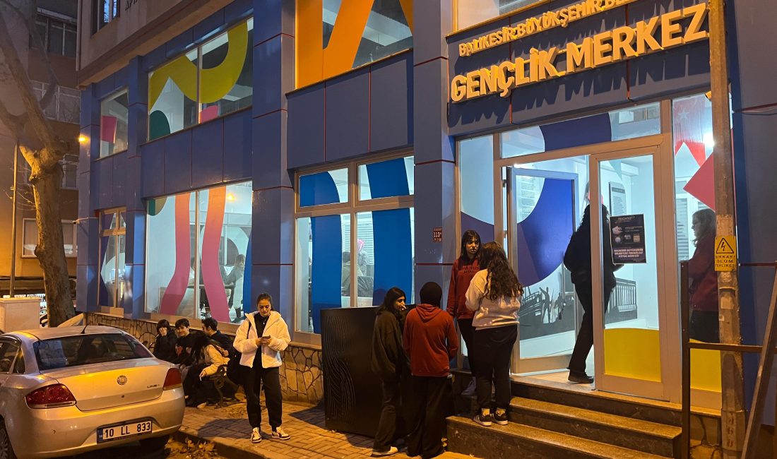 Bandırma Gençlik Merkezi öğrencilerin uğrak noktası oldu Balıkesir Büyükşehir Belediyesi tarafından yeniden işlevsel hale getirilen Bandırma Gençlik