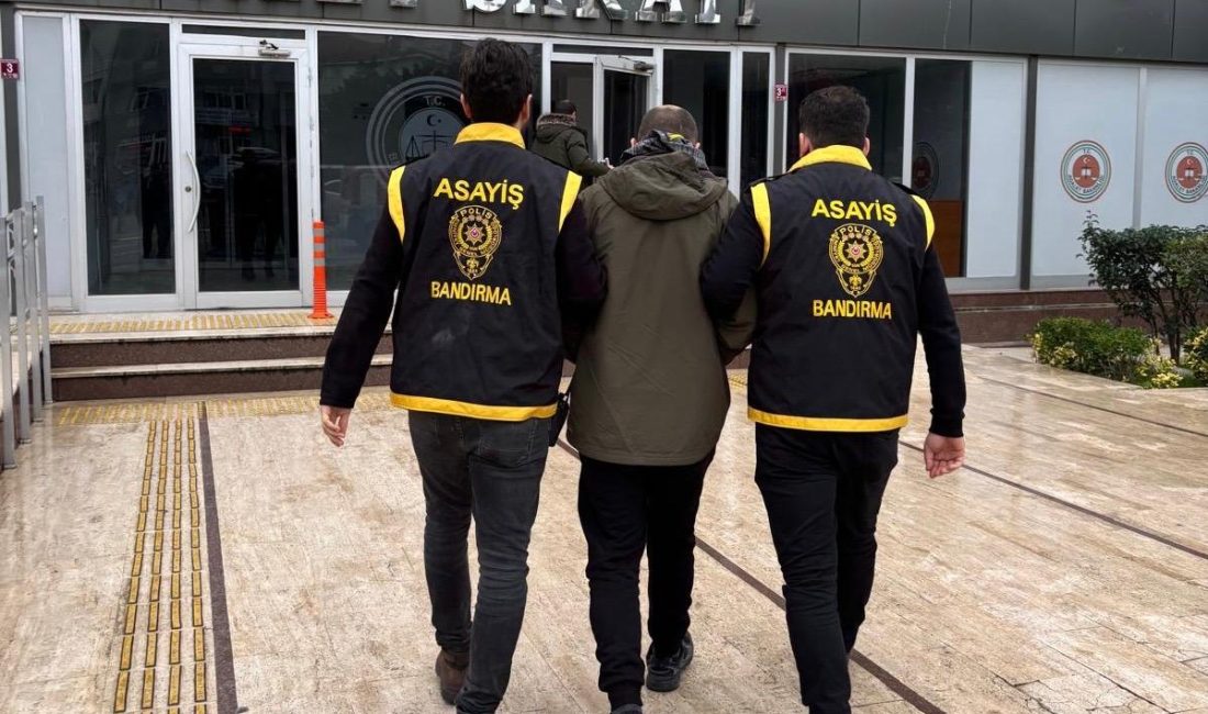 Bandırma’da silahlı yağma suçundan aranan şahıs yakalandı Balıkesir'in Bandırma ilçesinde Emniyet Müdürlüğü Asayiş Büro Amirliği ekipleri, 23