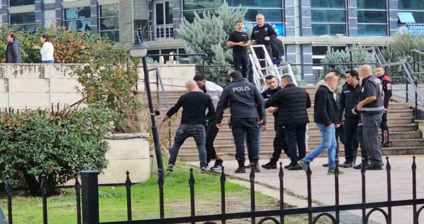 Adliyeden kaçmaya çalışan tutuklu kısa sürede yakalandı Balıkesir’in Edremit ilçesinde çıkarıldığı mahkemece tutuklanan ve polis ekipleri tarafından