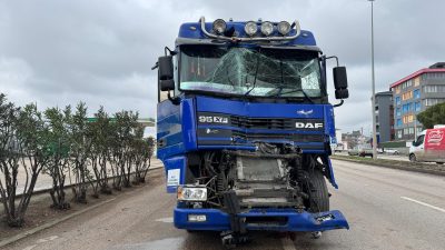 Balıkesir’in Bandırma ilçesi Hastane Kavşağı’nda meydana gelen trafik kazasında bir