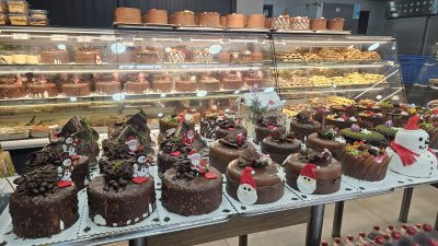 Balıkesir'in Bandırma ilçesinde, yılbaşı hazırlıkları hız kesmeden devam ediyor. Vatandaşlar