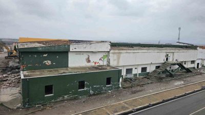 Balıkesir’in Bandırma ilçesinde Kara Ali Acar Kapalı Spor Salonu’nun yıkım