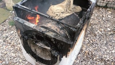 Manyas ilçesine bağlı Eskiçatal Mahallesi'nde bir evde çıkan çamaşır makinesi