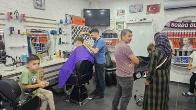 Balıkesir merkezde erkek kuaförlerinde yeni zam tarifesi belli oldu.