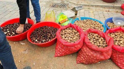 Balıkesir’in Bandırma ilçesinde, semt pazarında bir seyyar satıcının, satışını yaptığı