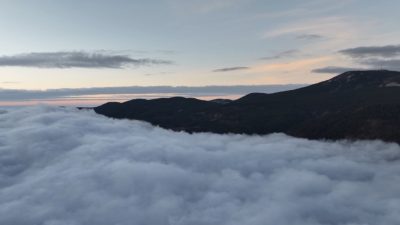 Balıkesir’in Sındırgı ilçesindeki Ulus Dağı’nda sis bulutu masalsı bir manzara