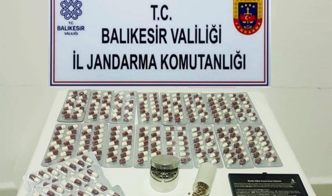 Balıkesir’de 2 uyuşturucu taciri yakalandı Balıkesir’de jandarma ekipleri uyuşturucu ticareti yapanlara yönelik gerçekleştirdiği operasyonda 2