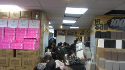 Balıkesir’de yeni açılan bir mağaza, ’Ne alırsan 100 lira’ kampanyası