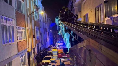 Balıkesir’in Bandırma ilçesinde bir apartman dairesinde çıkan yangında dumandan etkilenen