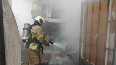 Balıkesir’in Karesi ilçesinde bir evin odun kömürlerinin depolandığı kömürlükte çıkan