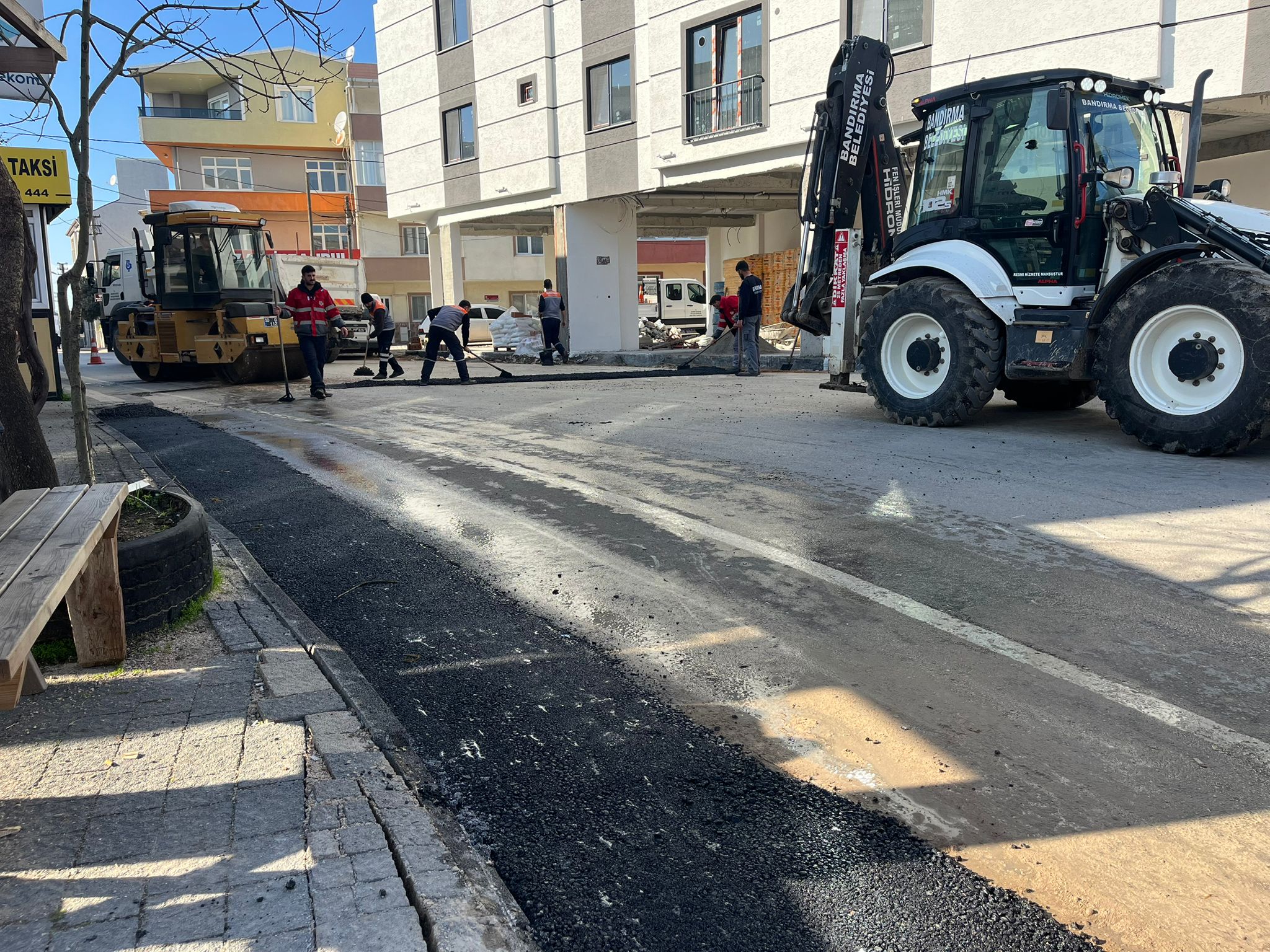 Balıkesir’in Bandırma ilçesinde, Belediye Fen İşleri Müdürlüğü ekipleri tarafından yol