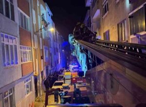 Balıkesir’in Bandırma ilçesinde bir apartman dairesinde çıkan yangında dumandan etkilenen