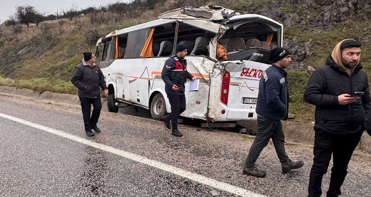 Balıkesir’in Gönen ilçesinde servis aracı yağışlı havada kaza yaptı. Kazada