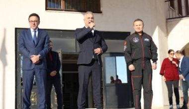 Astronot Alper Gezeravcı, Balıkesir’in Bandırma ilçesinde öğrencilere sürpriz ziyareti gerçekleştirdi.