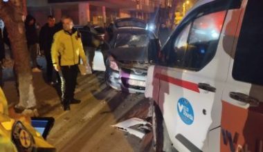 Balıkesir'de dolmuş taksi ile otomobil kafa kafaya çarpıştı. 1 kişi