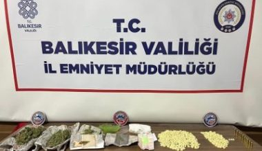 Balıkesir’in Bandırma ilçesinde polis ekiplerince düzenlenen operasyonda 895 adet uyuşturucu