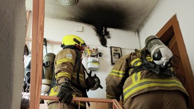 Balıkesir'in Bandırma ilçesinde bir binanın ikinci katında çıkan yangın paniğe