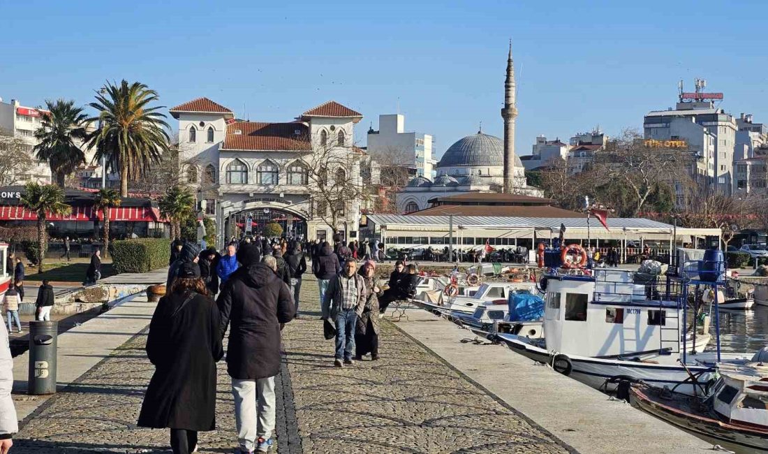 Ocak ortasında güneşli havayı gören Bandırmalılar sahile akın etti Balıkesir’in Bandırma ilçesinde ocak ayının ortasında güneşli havayı gören vatandaşlar