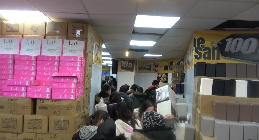 ’Ne alırsan 100 lira’ gerilimi Balıkesir’de yeni açılan bir mağaza, ’Ne alırsan 100 lira’ kampanyası