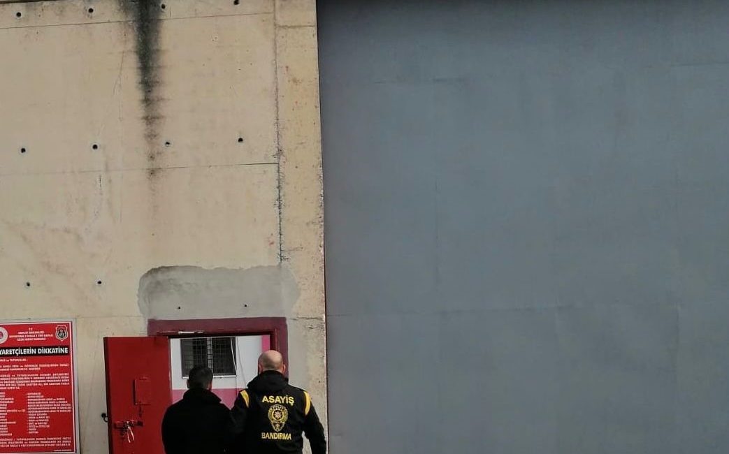 Bandırma’da 27 yıl ceza ile aranan şahış yakalandı Balıkesir’in Bandırma ilçesinde hırsızlık suçundan hakkında kesinleşmiş 27 yıl 2