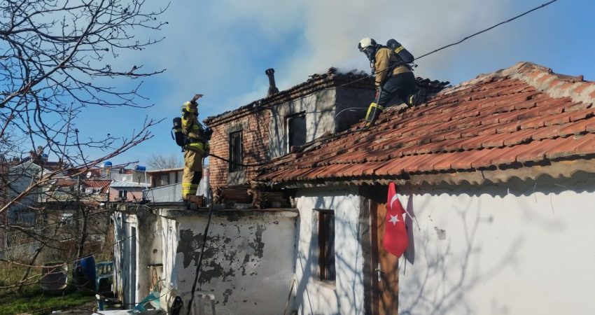 Erdek’te Yangın: Ev Kullanılamaz Hale Geldi Balıkesir'in Erdek ilçesi Ocaklar Mahallesi'nde meydana gelen yangın korku dolu