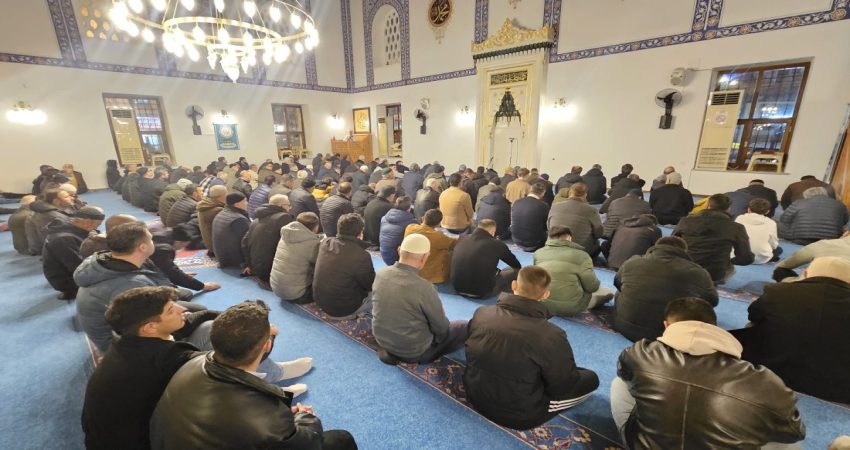 Balıkesir'in Bandırma ilçesinde Mübarek Regaib Kandili gecesi dolayısıyla Bandırma Haydar