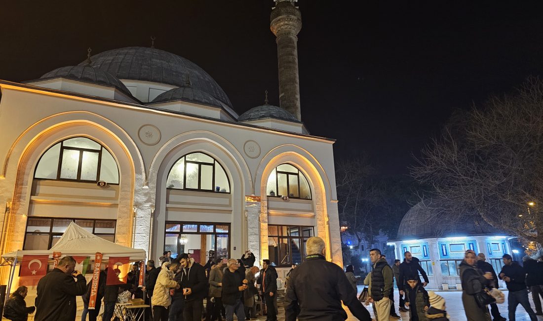 Bandırma’da Miraç Kandili’nde camiler dolup taştı Balıkesir’in Bandırma ilçesinde vatandaşlar, Miraç Kandili’nde camilere akın etti.