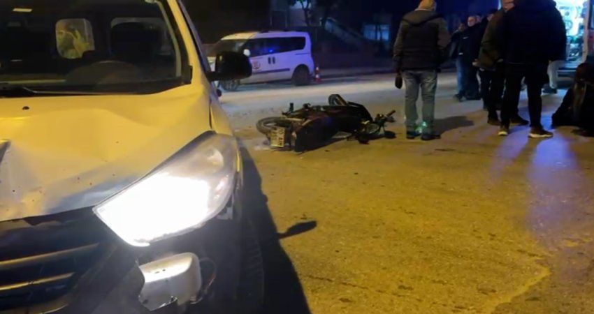 Gönen’de Trafik Kazası: 2 kişi yaralandı Balıkesir’in Gönen ilçesi Kurtuluş Mahallesi’nde, Kızılay Caddesi ile Mehmet Efendi