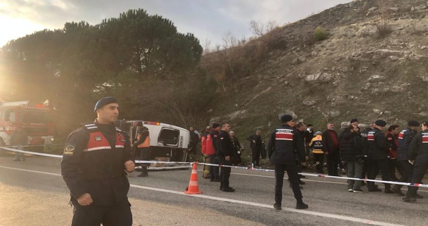 Balıkesir’de feci kaza: 2 ölü Balıkesir'in Kepsut karayolunda meydana gelen trafik kazasında yolcu taşıyan minibüs