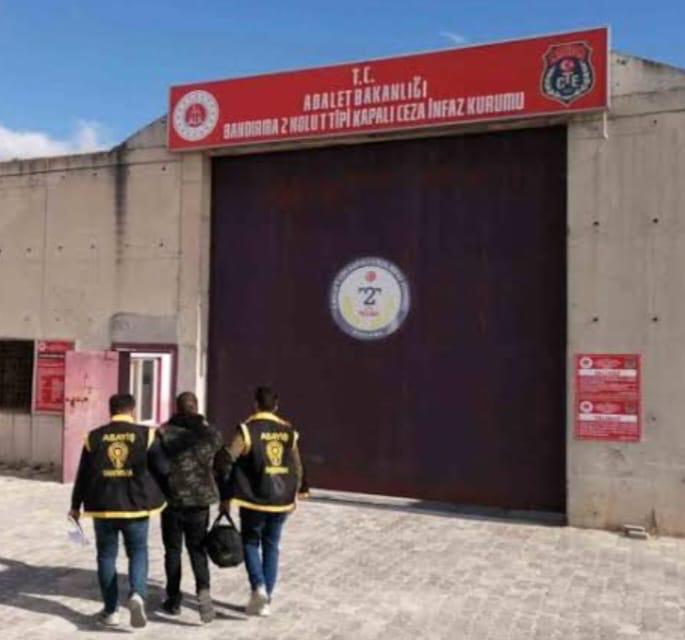 Erdek’te Hırsızlık Suçundan Aranan Şahıs Yakalandı Balıkesir'in Erdek ilçesinde, İlçe Emniyet Müdürlüğü ekiplerinin 14 Ocak 2025