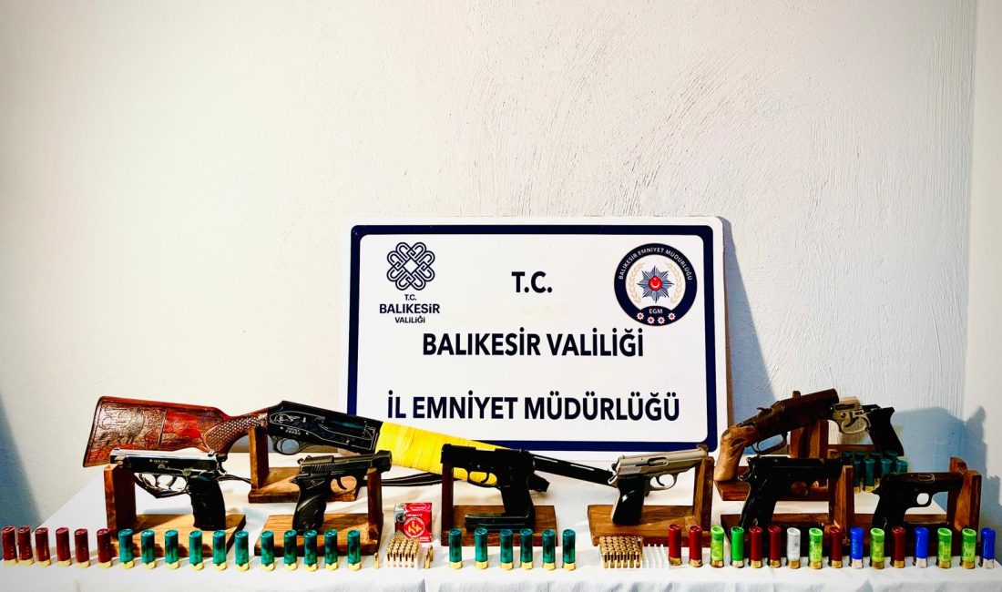 Gönen’de Şafak Operasyonu: silah ve yasaklı maddeler ele geçirildi Balıkesir'in Gönen ilçesinde 17 Ocak 2025 sabahı, Gönen İlçe Emniyet