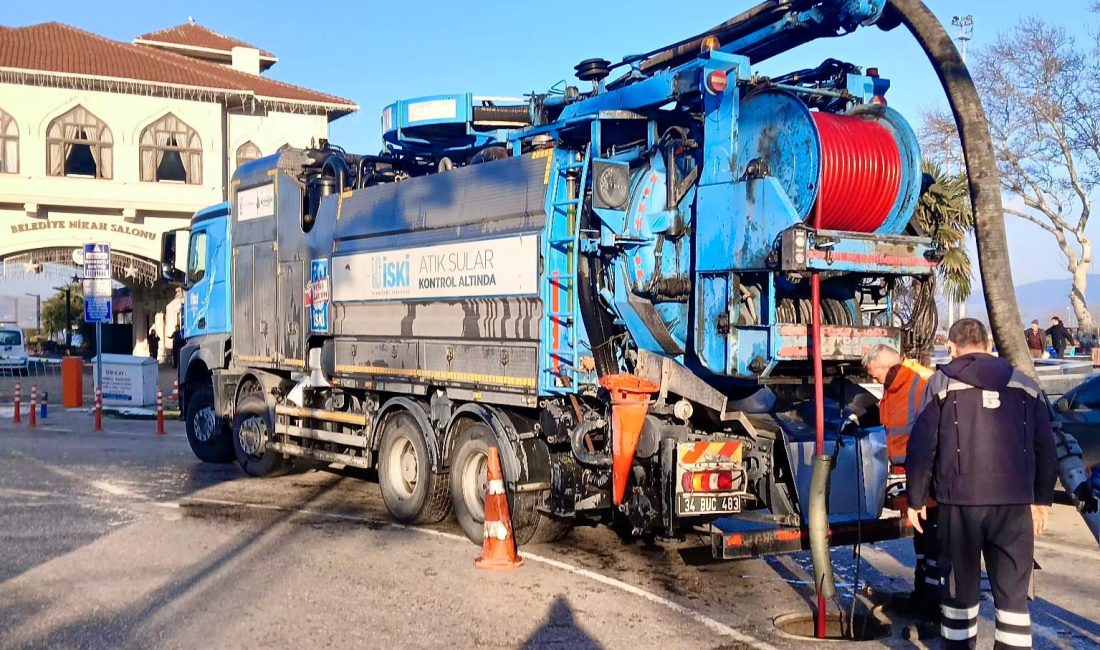BASKİ Ekiplerinden Bandırma’da Rögar Temizliği: Su Baskınları Önleniyor İstanbul Büyükşehir Belediyesi’nden talep edilen vidanjör desteğiyle, Bandırma genelindeki ana