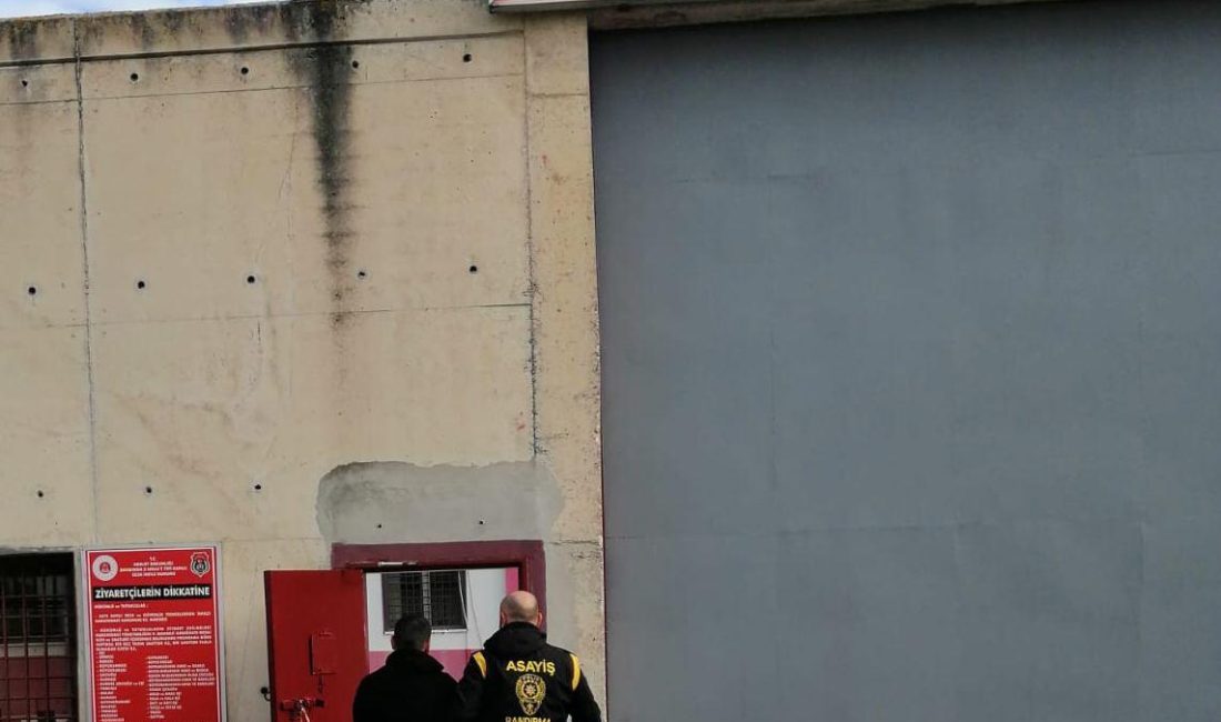 27 Yıl Hapis Cezası Bulunan Firari Hükümlü Bandırma’da Yakalandı Balıkesir’in Bandırma ilçesinde emniyet ekiplerinin yaptığı çalışmalar sonucunda, 27 yıl