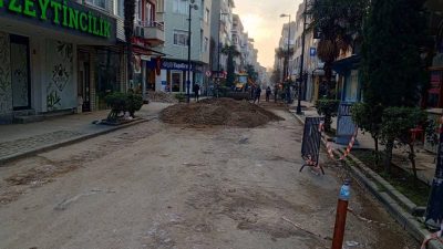 Balıkesir'in Erdek ilçesinde, Yalı Mahallesi Okul Caddesi'nde yürütülen altyapı çalışmaları