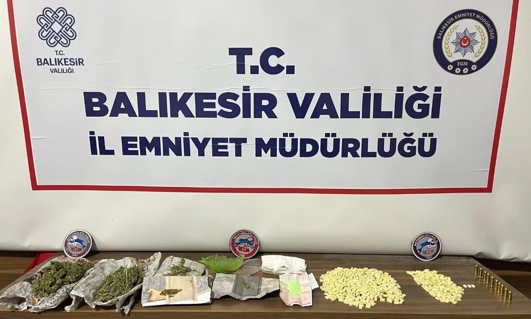 Balıkesir’in Bandırma ilçesinde polis ekiplerince düzenlenen operasyonda 895 adet uyuşturucu