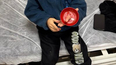 Balıkesir’in Erdek ilçesinde, parmağına zil çanı sıkışan 5 yaşındaki D.D.