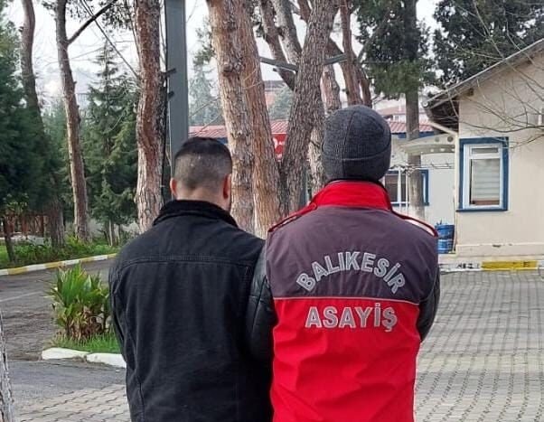 Balıkesir’de 41 yıl hapis cezalı firari yakalandı Balıkesir’de silahla yağma suçundan aranan ve 41 yıl kesinleşmiş hapis