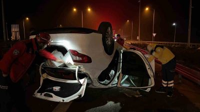 Balıkesir-İzmir otobanında meydana gelen trafik kazasında hızla arkadan gelen otomobil