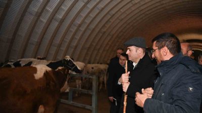 Günün erken saatlerinde hayvan pazarını ziyaret ederek yeni haftaya başlayan