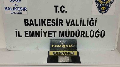 Balıkesir’de polis ekipleri şehir merkezinde gerçekleştirdikleri çalışmalarda uyuşturucu ticareti yaptığı
