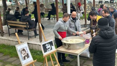 Balıkesir’de Ferdi Tayfur hayranı olan İl Halk Kütüphanesi personeli Özkay