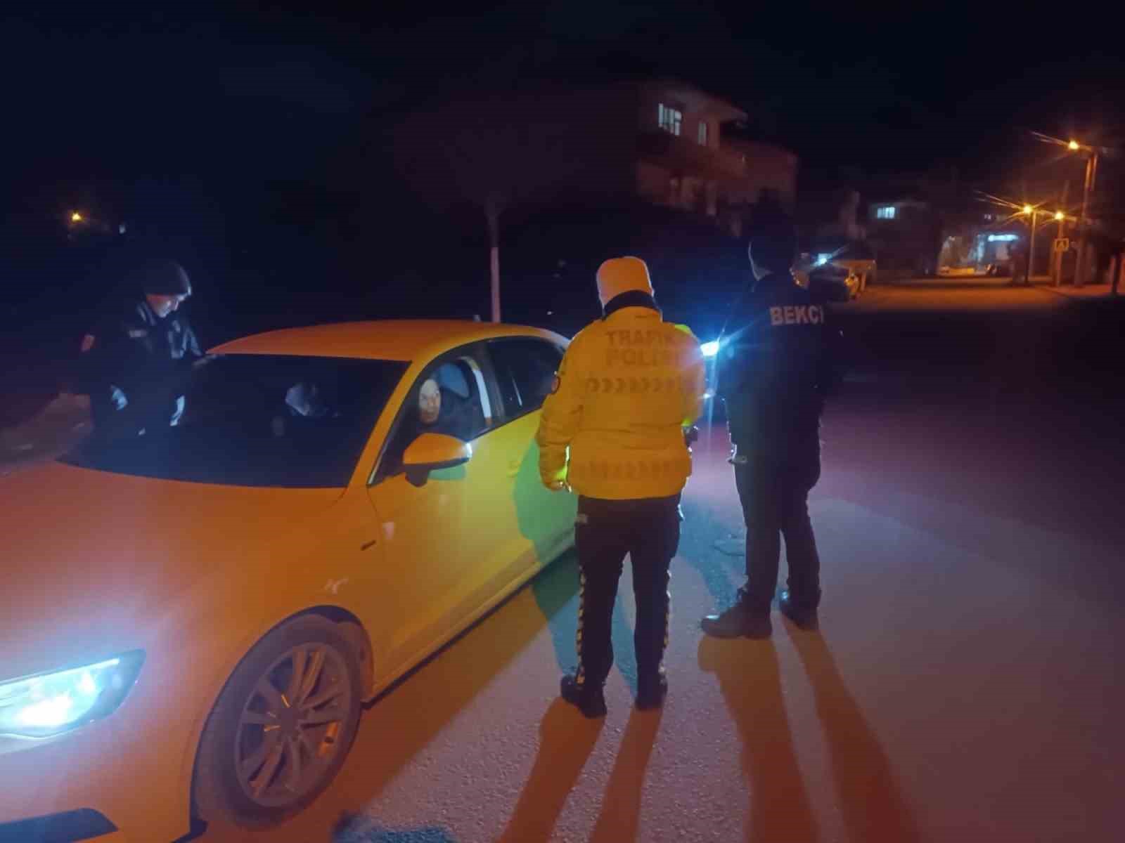 Balıkesir’de polis ekipleri il genelinde gerçekleştirdiği denetimlerde aranma kaydı bulunan