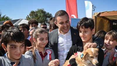 Balıkesir’de ilçe ilçe dolaşarak sokak hayvanlarına ücretsiz tedavi desteği sağlayan