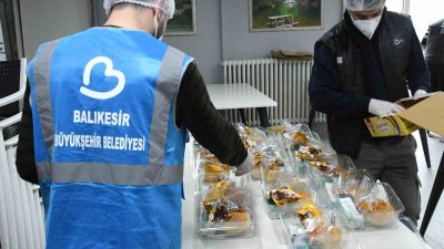 Geçim sıkıntısı çeken aileleri yalnız bırakmayan Balıkesir Büyükşehir Belediye Başkanı