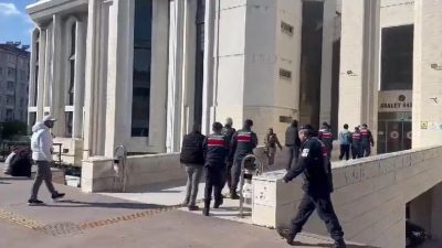 Balıkesir’in Edremit ilçesinde jandarma ekipleri tarafından düzenlenen operasyonda, göçmen kaçakçılığı