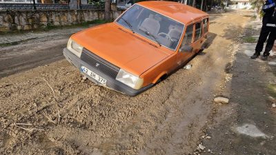 Balıkesir’in Edremit ilçesinde alt yapı çalışması yapılan yolda ilerlemek isteyen