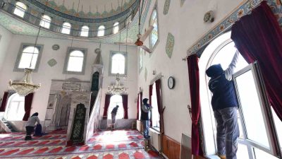 Altıeylül Belediyesi, ilçedeki ibadethaneleri, mescitleri, cem evlerini ve hasta, yaşlı