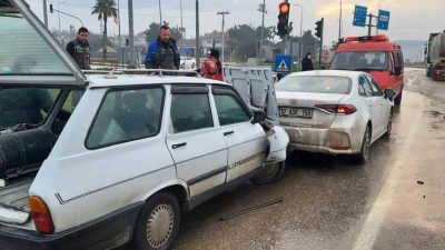 Balıkesir’de ışıklarda çarpışan araçlarda maddi hasar oluştu.