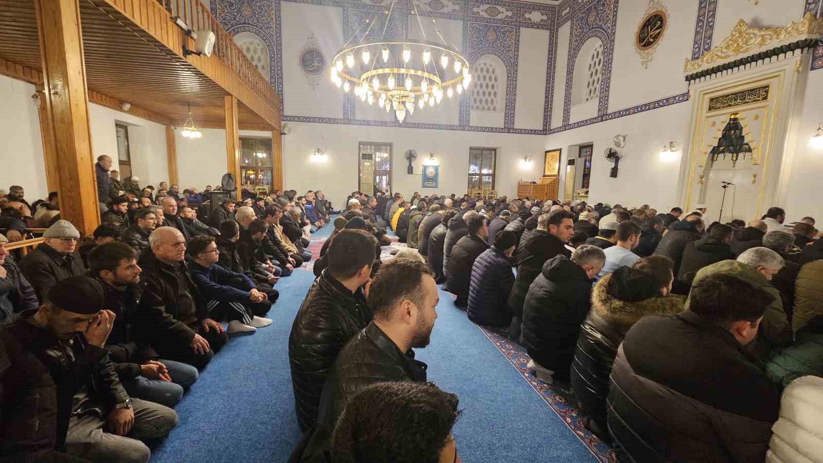 Bandırma’da Berat Kandili, ilçedeki camilerde düzenlenen özel programlarla idrak edildi.